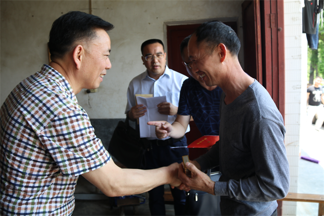 劉德輝率隊(duì)到湘陰縣王家河村幫扶貧困戶(hù)
